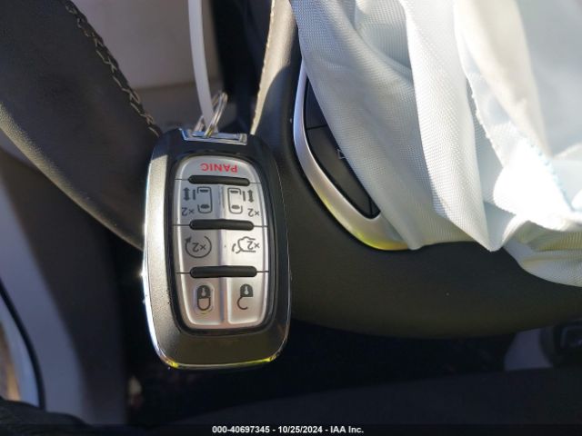 2C4RC1CG5NR158070 Chrysler Voyager Lx