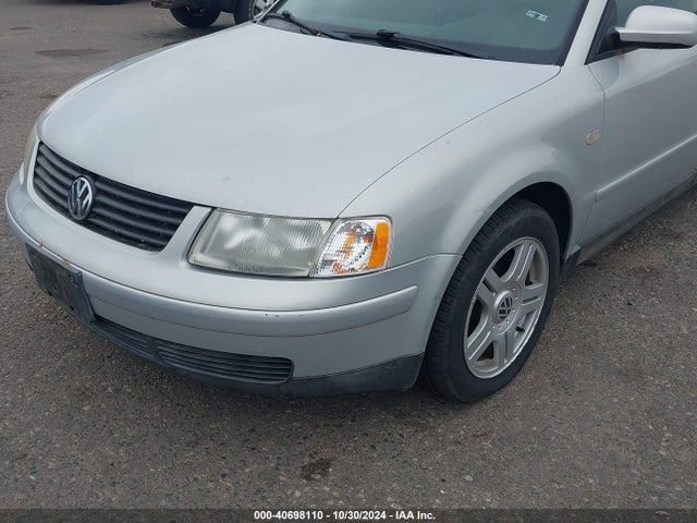 40698110 :رقم المزاد ، WVWWH23B1YE390875 vin ، 2000 Volkswagen Passat Glx مزاد بيع