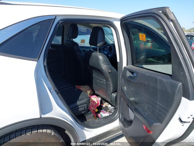 1FMCU0H61NUA21123 Ford ESCAPE SEL