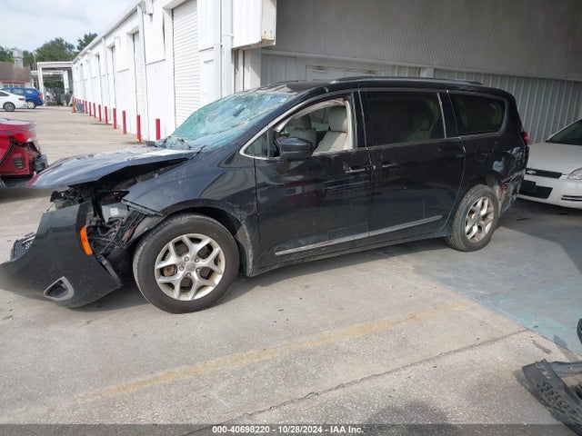Chrysler Pacifica Touring L 2018 2C4RC1BG9JR126637 Image 2