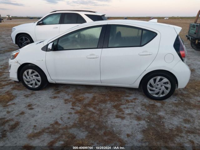 JTDKDTB32F1087800 Toyota Prius C One