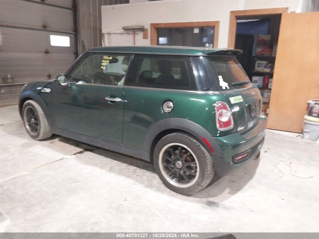 2011 MINI COOPER S WMWSV3C55BTY10757 Photo 2