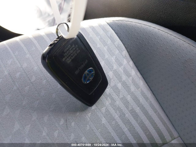 Toyota Prius Two Eco 2017 JTDKARFU1H3531061 Image 11