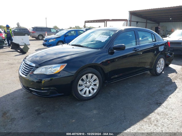 Chrysler 200 LX 2014 1C3CCBAB4EN212043 Image 2