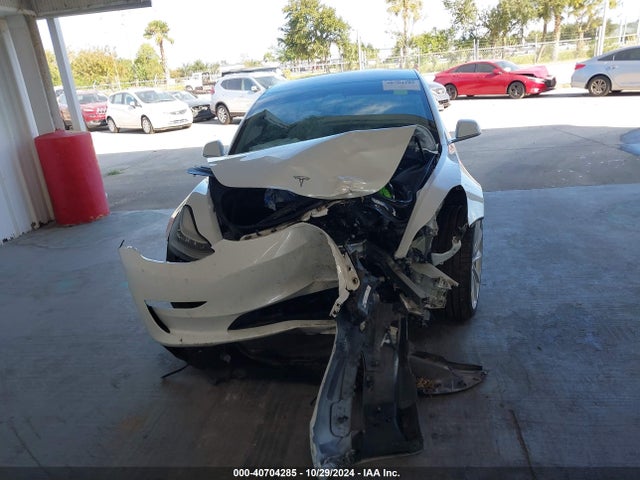 40704285 :رقم المزاد ، 5YJ3E1EB3JF082243 vin ، 2018 Tesla Model 3 Long Range/performance مزاد بيع