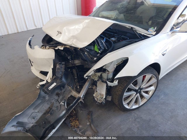 40704285 :رقم المزاد ، 5YJ3E1EB3JF082243 vin ، 2018 Tesla Model 3 Long Range/performance مزاد بيع