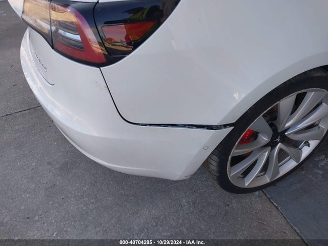 40704285 :رقم المزاد ، 5YJ3E1EB3JF082243 vin ، 2018 Tesla Model 3 Long Range/performance مزاد بيع