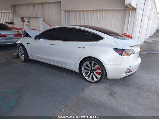 40704285 :رقم المزاد ، 5YJ3E1EB3JF082243 vin ، 2018 Tesla Model 3 Long Range/performance مزاد بيع