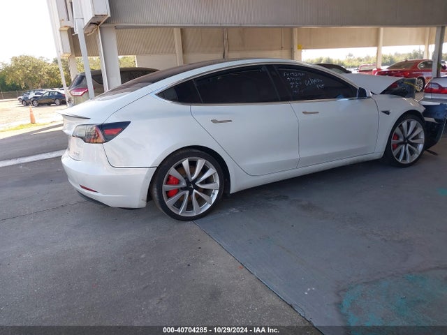 40704285 :رقم المزاد ، 5YJ3E1EB3JF082243 vin ، 2018 Tesla Model 3 Long Range/performance مزاد بيع
