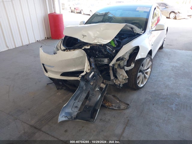 40704285 :رقم المزاد ، 5YJ3E1EB3JF082243 vin ، 2018 Tesla Model 3 Long Range/performance مزاد بيع