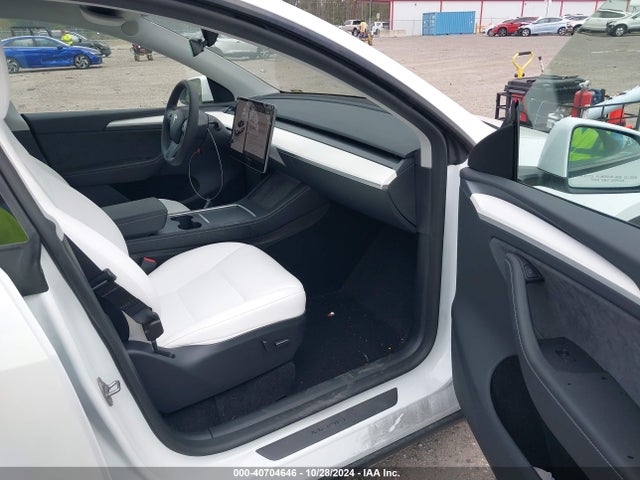 2024 TESLA MODEL Y 7SAYGDEEXRA269597 Photo 4