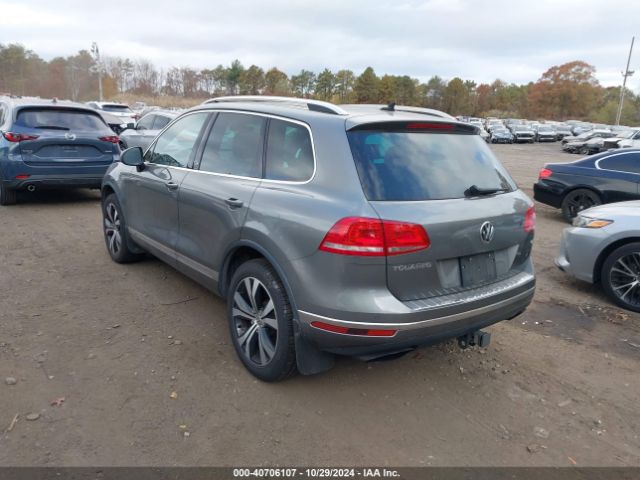 2017 VOLKSWAGEN TOUAREG WVGRF7BP1HD000775 Photo 2
