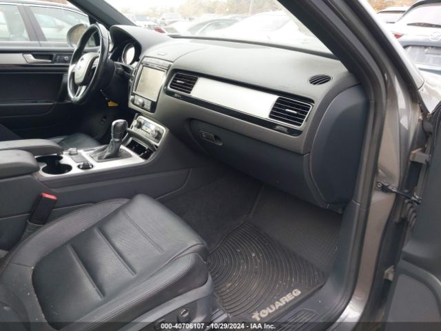 2017 VOLKSWAGEN TOUAREG WVGRF7BP1HD000775 Photo 4
