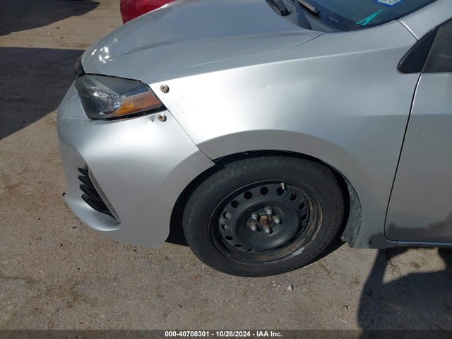 Toyota COROLLA LE 2018 5YFBURHE1JP813663 Image 17