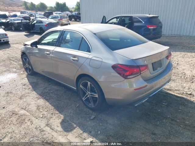 2019 MERCEDES-BENZ A 220 WDD3G4EB5KW022138 Photo 2