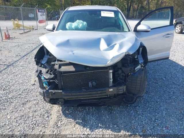 KM8J23A42KU885942 Hyundai TUCSON SE