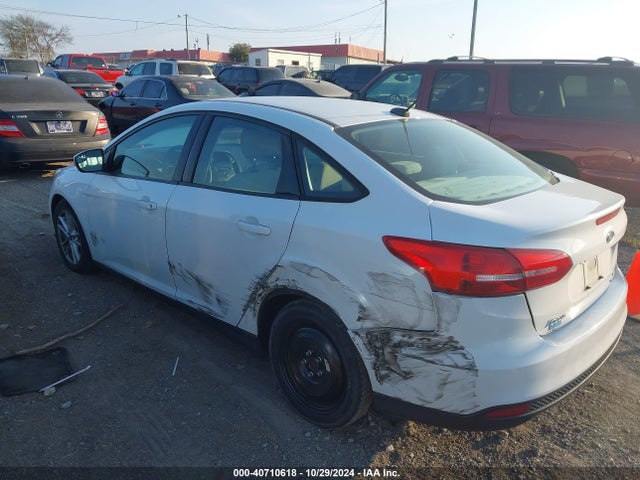 Ford FOCUS SE 2016 1FADP3F22GL201033 Image 3