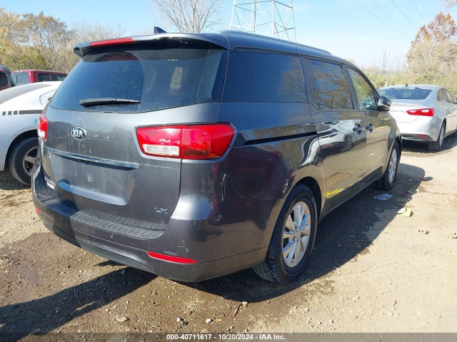 KIA SEDONA LX 2017 KNDMB5C13H6336814 Image 4