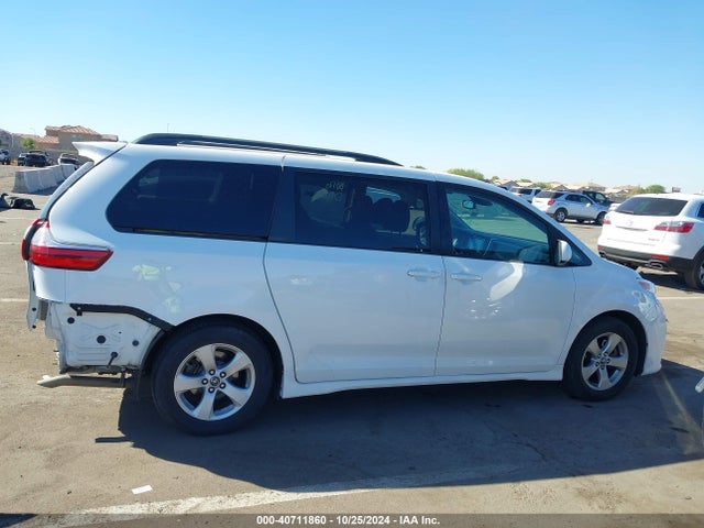 Toyota Sienna Le 8 Passenger 2018 5TDKZ3DC3JS920496 Image 14