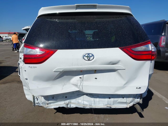 Toyota Sienna Le 8 Passenger 2018 5TDKZ3DC3JS920496 Image 17