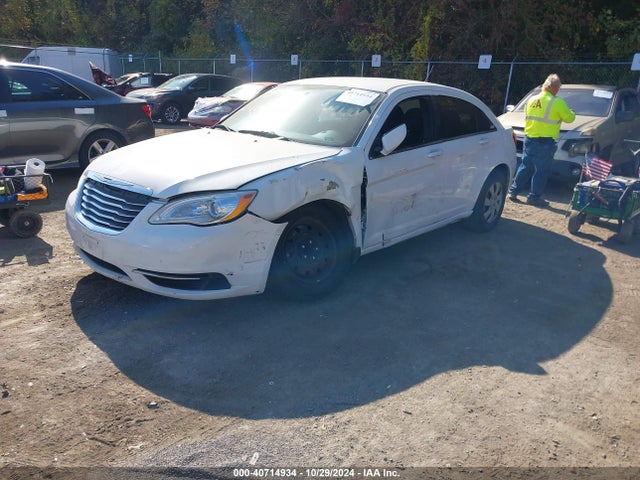 Chrysler 200 LX 2014 1C3CCBAB5EN123601 Image 2