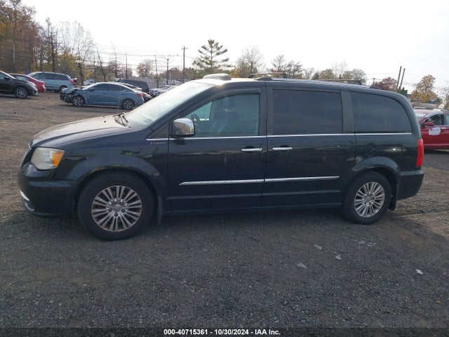 2C4RC1GG3ER198156 Chrysler Town & Country Limited