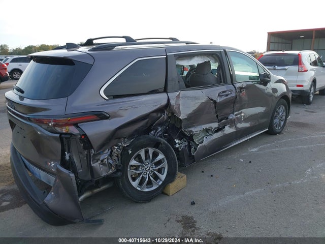 5TDBRKEC1PS139431 Toyota SIENNA LE
