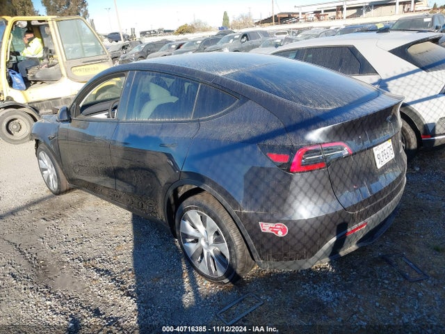 2024 TESLA MODEL Y 7SAYGDEE8RA231477 Photo 2
