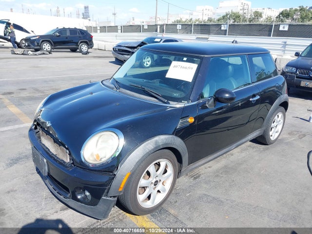 2010 MINI COOPER WMWMF3C57ATZ64407 Photo 1