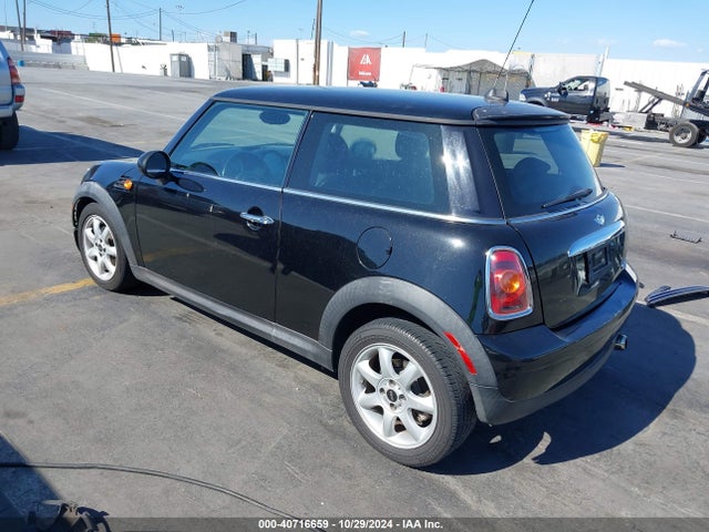 2010 MINI COOPER WMWMF3C57ATZ64407 Photo 2