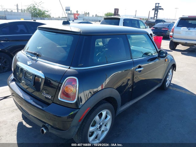 2010 MINI COOPER WMWMF3C57ATZ64407 Photo 3