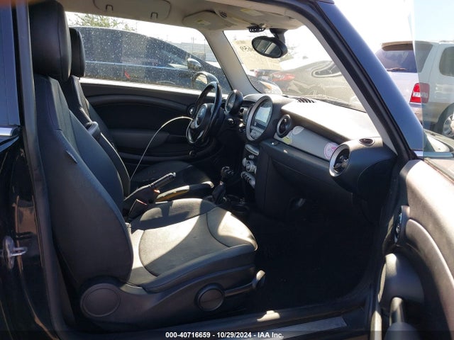 2010 MINI COOPER WMWMF3C57ATZ64407 Photo 4