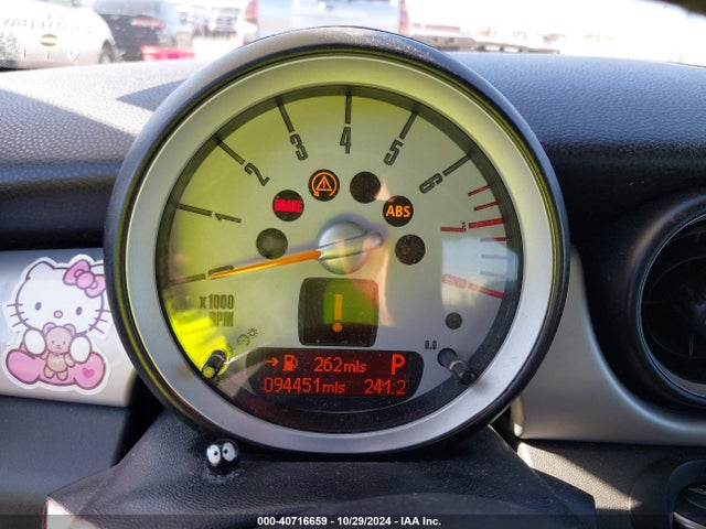 2010 MINI COOPER WMWMF3C57ATZ64407 Photo 6