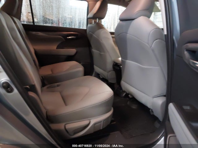 Toyota Highlander Platinum 2023 5TDKDRBH4PS528247 Image 8