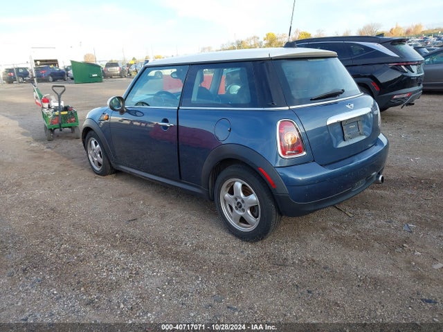 2010 MINI COOPER WMWMF3C58ATZ22201 Photo 2