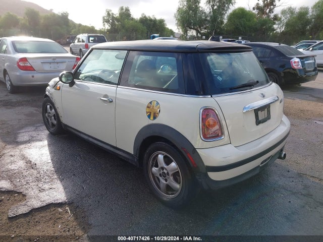 2009 MINI COOPER WMWMF33529TW77665 Photo 2