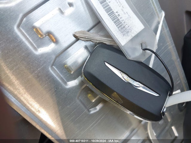 2C4RC1CG4PR525270 Chrysler Voyager Lx