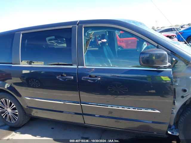 2C4RC1HG9ER238769 Chrysler Town & Country S