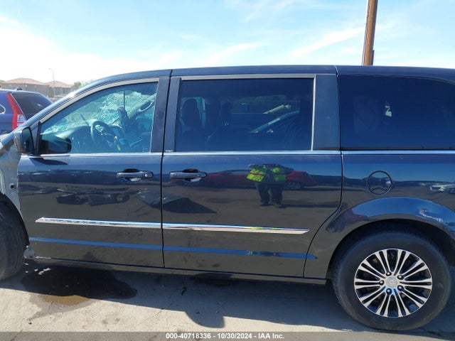 2C4RC1HG9ER238769 Chrysler Town & Country S