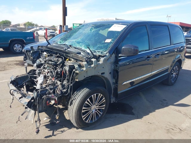 2C4RC1HG9ER238769 Chrysler Town & Country S