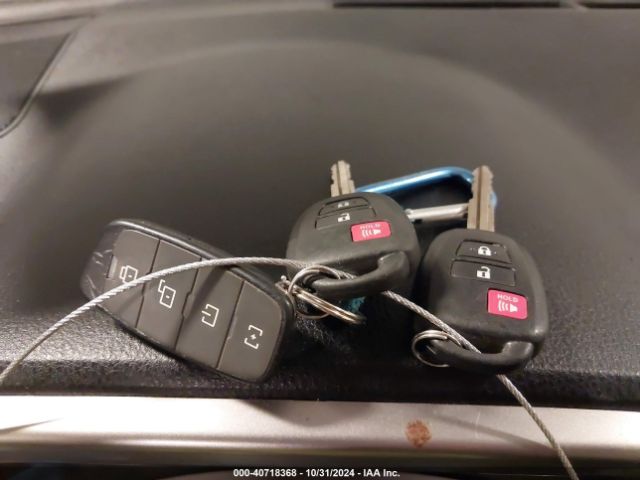 JTMBFREV1JJ228102 Toyota RAV4 LE