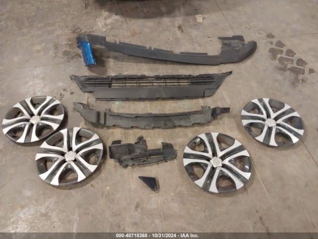 JTMBFREV1JJ228102 Toyota RAV4 LE