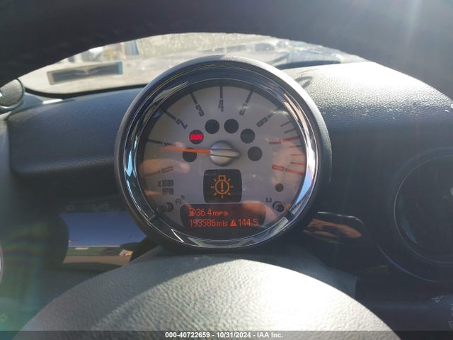 2010 MINI COOPER S CLUBMAN WMWMM3C53ATP76361 Photo 6