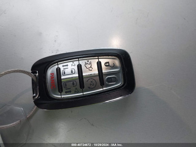 2C4RC1CG4NR226584 Chrysler Voyager Lx