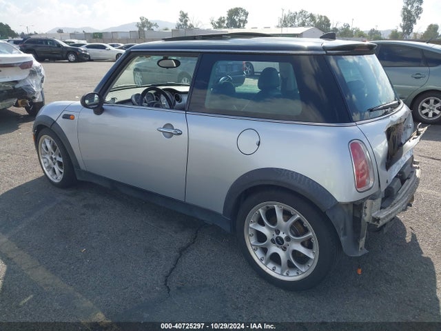 2005 MINI COOPER WMWRC33475TC57659 Photo 2