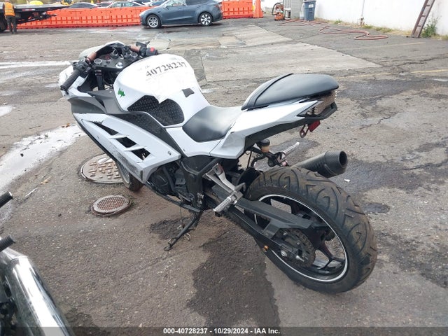 Kawasaki Ninja 300 2015 JKAEX8A11FDA22515 Image 3