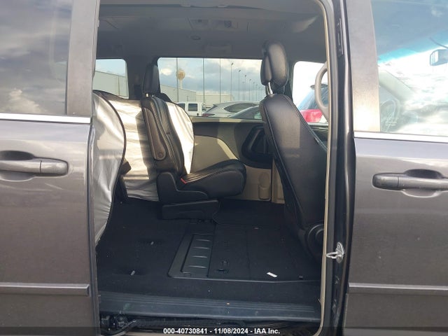 2C4RC1AG3FR727258 Chrysler Town & Country Lx