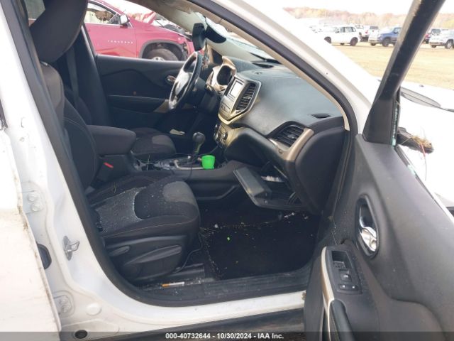 1C4PJLCB2JD561109 Jeep Cherokee Latitude Fwd