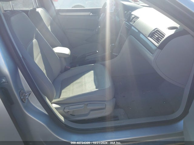 1VWAT7A3XFC112998 Volkswagen Passat 1.8t Limited Edition
