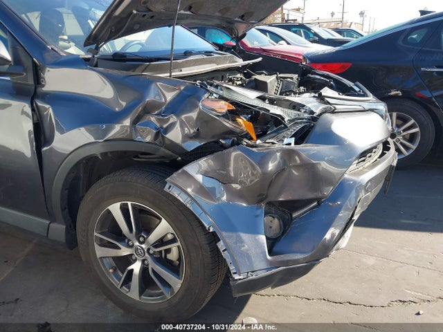 Toyota Rav4 Xle 2018 JTMWFREV1JJ745756 Image 18